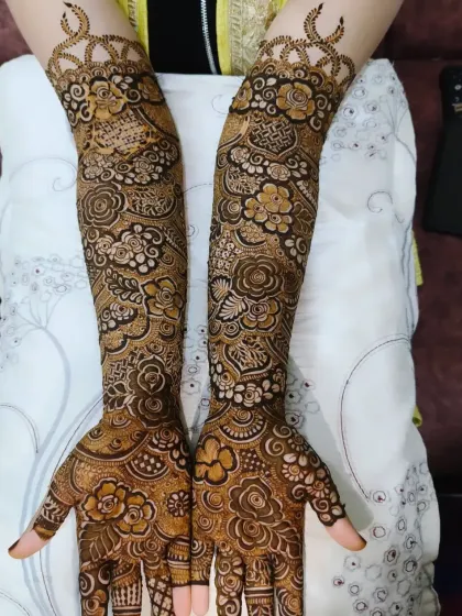 This design has a wonderful mix of bold flowers and delicate, airy patterns, creating a balanced and intricate look.