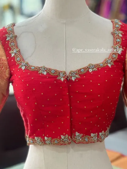 The front view on the mannequin.