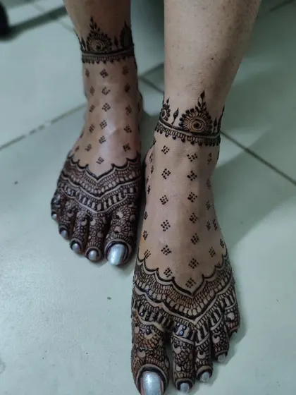 A minimal bridal design for the feet. The pattern focuses on the toes and a simple ankle band, leaving the top of the foot open.