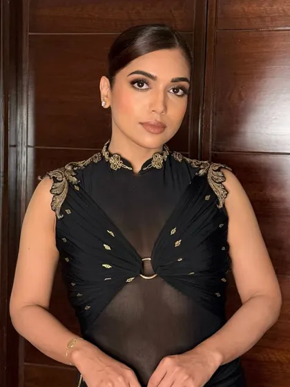A little smoke, a lot of glow, and a whole mood. The gorgeous Samiksha Pednekar ready for India Couture Week with this sultry and sophisticated makeup look.