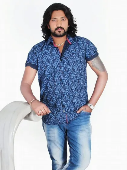 A solo portrait. This is me, Vijay Akash, the artist and entertainer.