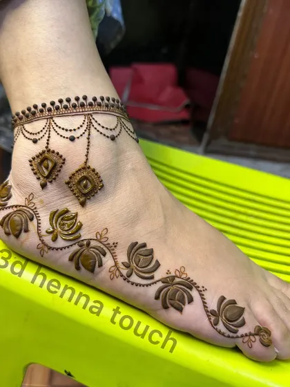 Another angle of the minimalist floral foot design. This style is perfect for festivals like Teej or for destination weddings.