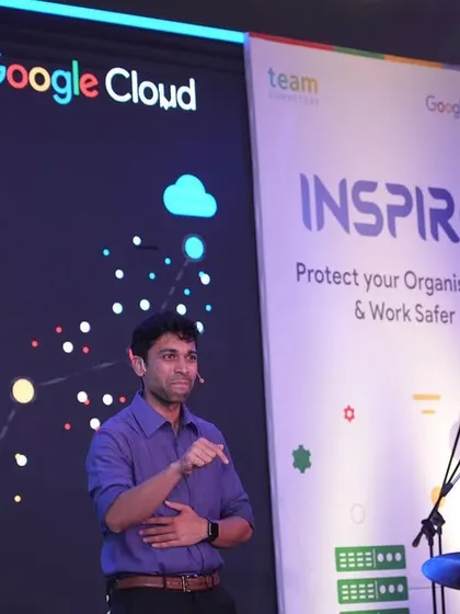 Making a point during my performance for Team Computers and Google Cloud. Every gesture is part of the story.