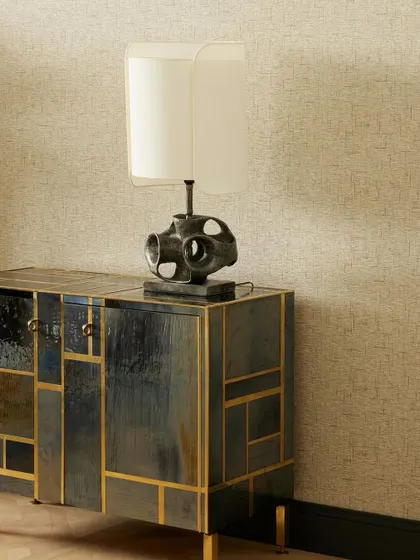 The opulence of “Lioube,” a mural tweed that shimmers with luxurious lurex threads. This wallcovering brings a refined, textile-like elegance to any space, perfect for a sophisticated living area.