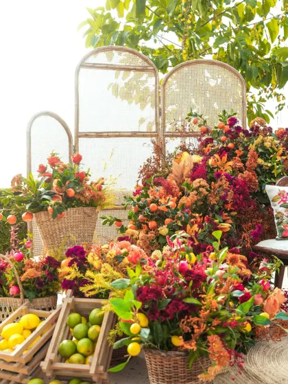 This vibrant, citrus-themed Haldi decor was highlighted by WeddingSutra for its creative use of color and natural elements. The design blended hanging roses, rattan arches, and a printed dance floor.