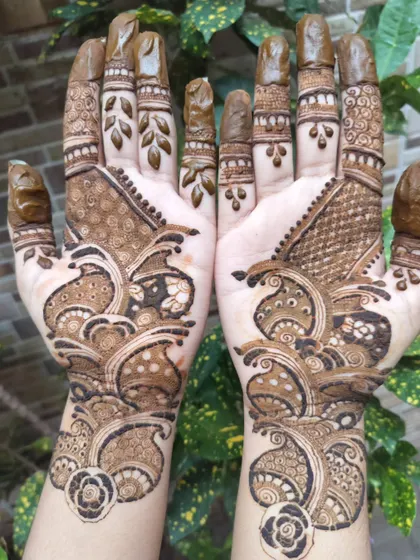 This is a beautiful example of a full-hand Arabic design created by one of my students. The pattern features bold, flowing paisley motifs that travel diagonally across the hands, with detailed work on the fingers.