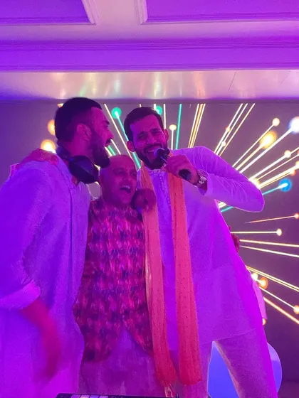 When the groom and his friends take over the mic, you know it's a good party. This was a fun moment from the wedding I played in Bahrain, with everyone singing along and having a great time.
