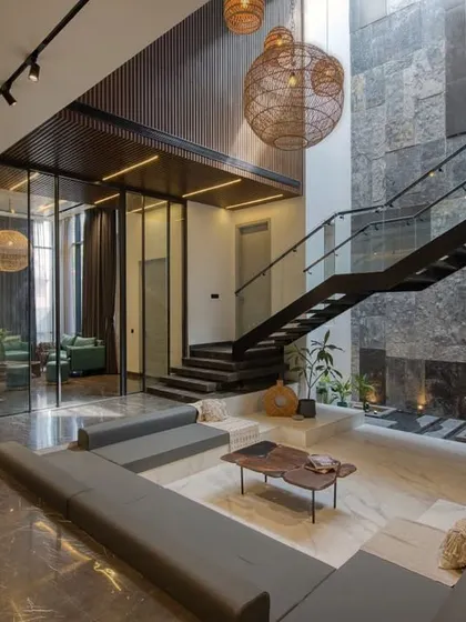 The heart of our Casa Acentuada project is this double-height sunken living area. We designed this space to be a central hub, connecting different levels of the home while drawing in abundant natural light through the skylight, creating a sense of openness and tranquility.