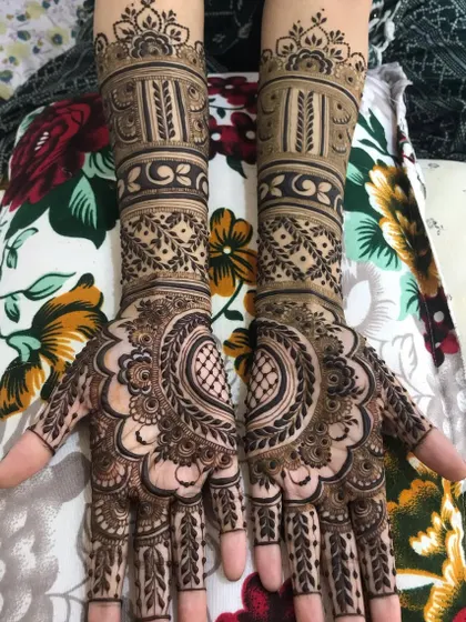 I love how the bold paisley motifs on the palms connect to the intricate bands on the wrists in this bridal design. Every part of the design is carefully planned to create a cohesive piece of art.