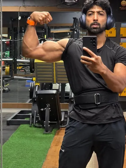 Peaking up. A gym selfie showing the arm and shoulder development from consistent training.