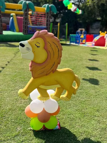 A cute lion cub prop on a balloon base, adding to the friendly atmosphere of the jungle party.