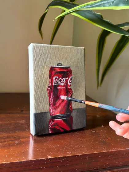 Here I am adding a highlight to the Coke can painting. Capturing these small details is what brings a realistic painting to life.