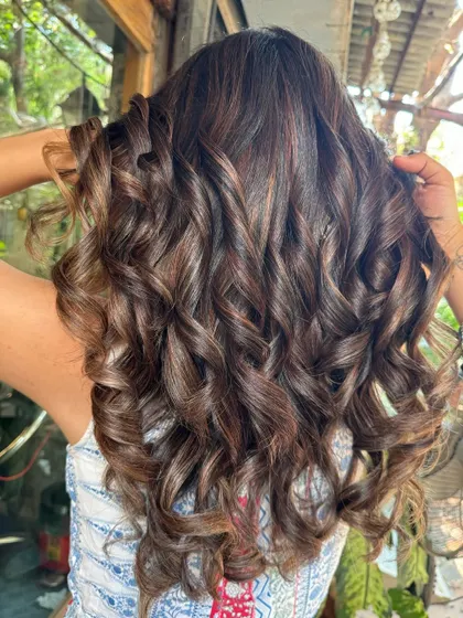 The curls in this espresso look are so bouncy and full of life. They really show off the rich brown tones. (No filter)