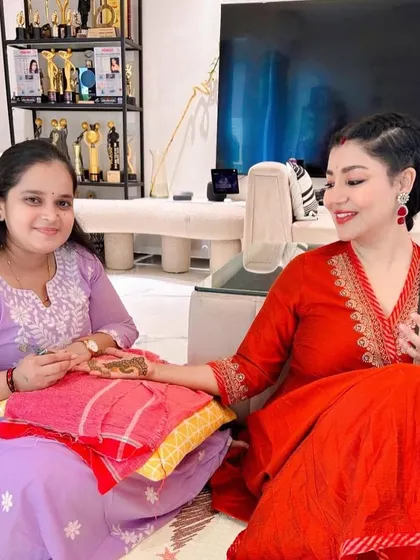 It was a pleasure to apply Karwa Chauth mehendi for actress Debina Bonnerjee. Here I am creating a simple yet elegant design for her.