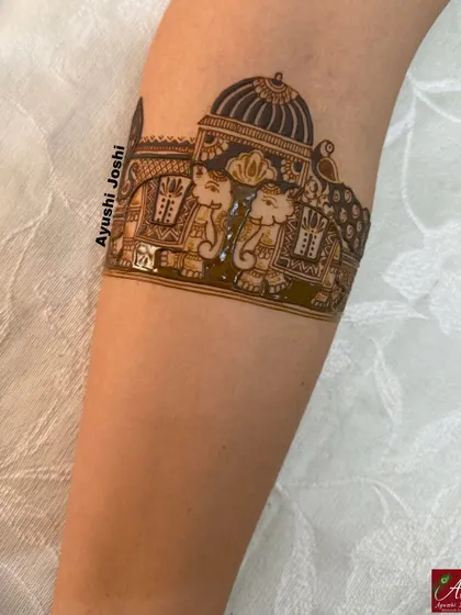 A unique arm band design with two elephants facing each other under a palace dome.