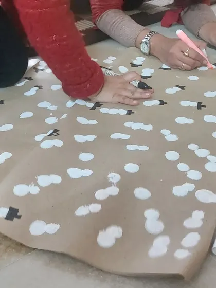 Behind the scenes of our Christmas workshop, where we prepared handmade snowman-themed wrapping paper. This eco-friendly activity teaches children the joy of creating personalized touches for their gifts.