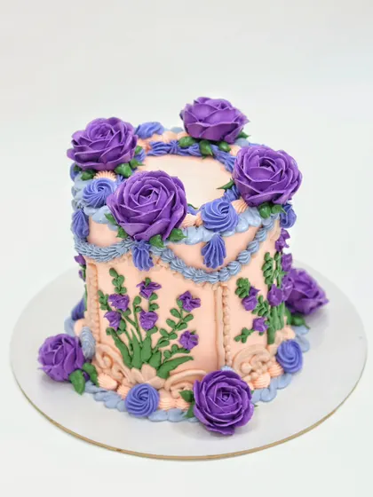 A top-down angle of the vintage cake, showcasing the beautiful arrangement of buttercream roses on top.