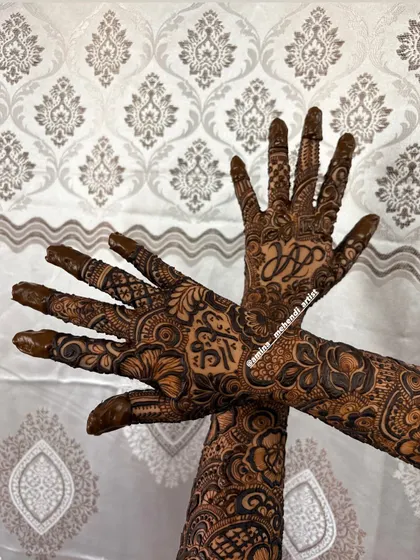 This is an example of my signature full-arm floral mehendi. I love creating dense, intricate patterns with elements like roses, paisleys, and detailed fillers to give you a rich and traditional look for any celebration.