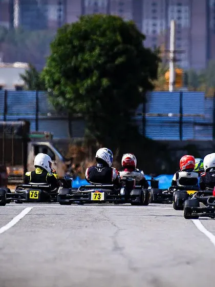 The starting grid for a senior category race, with our drivers ready to compete.