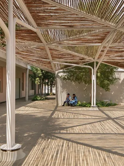 The climate in Talaricheruvu can reach 48 degrees Celsius. The extensive canopy, made from over 12,000 locally sourced bamboo poles, provides crucial shade and respite from the summer heat.
