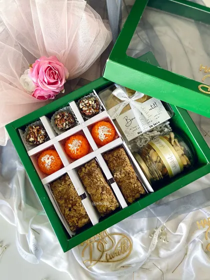 Another one of my festive Diwali hampers, packed with nutty truffles, coffee walnut cake bars, and other delicious treats. Perfect for corporate gifting.