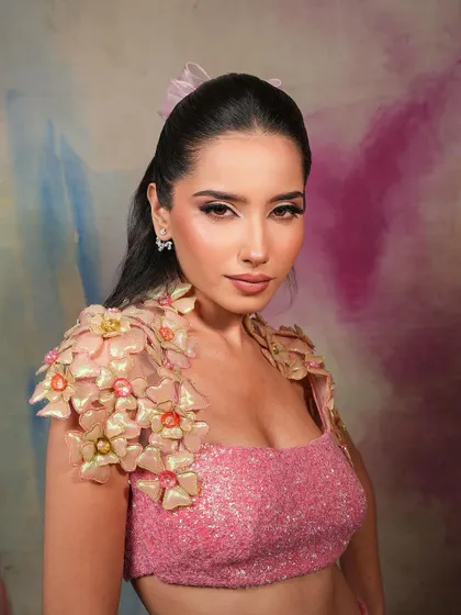 The sharp winged liner adds a touch of fierceness to this otherwise soft and dreamy look.