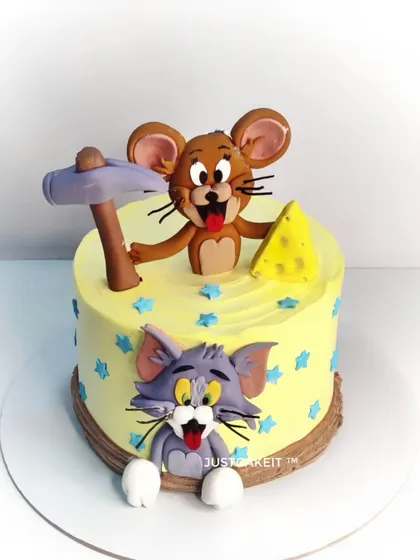 A playful Tom and Jerry cake with hand-molded, edible figures. I had a lot of fun capturing their classic cat-and-mouse chase.
