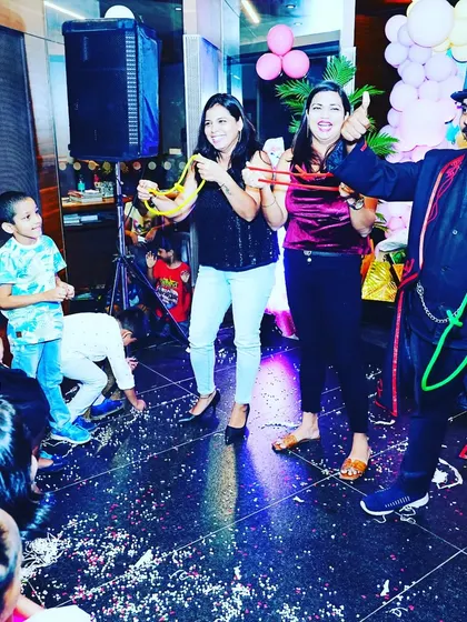 The best magic is when everyone gets involved. Here I am at a birthday party, getting some help from the adults for a linking rings illusion. The kids and grown-ups were all amazed. Maza aaya!