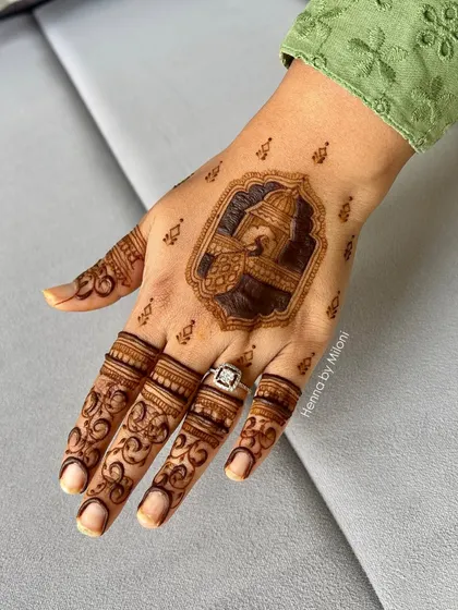 A closer look at the groom's portrait mehendi. The details are kept simple and clean, perfect for a groom who wants something special but not too heavy.