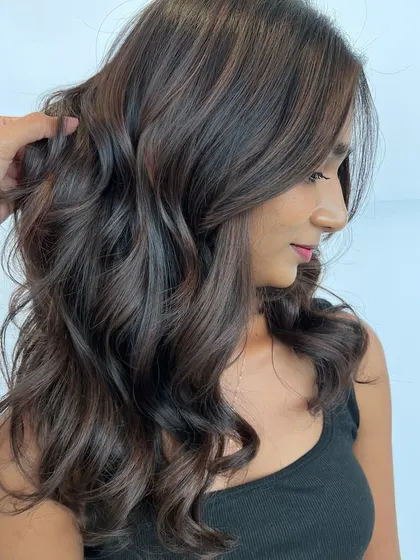 A side view of our Matryoshka balayage, showing how the hand-painted highlights blend seamlessly with the natural hair color to create soft, beautiful waves of light.