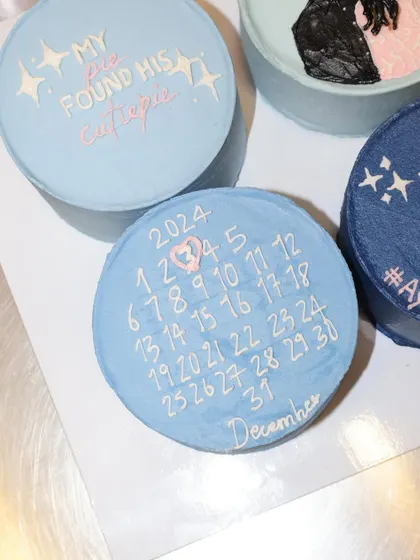 A detailed look at the custom calendar bento cake from our engagement set. We marked the special date with a heart, creating a lasting and delicious memory of the proposal day.