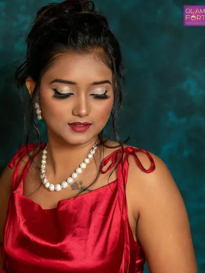 A simple and sweet minimal look, perfect for a bridesmaid. The focus is on a classic winged liner, a pop of red on the lips, and glowing skin.