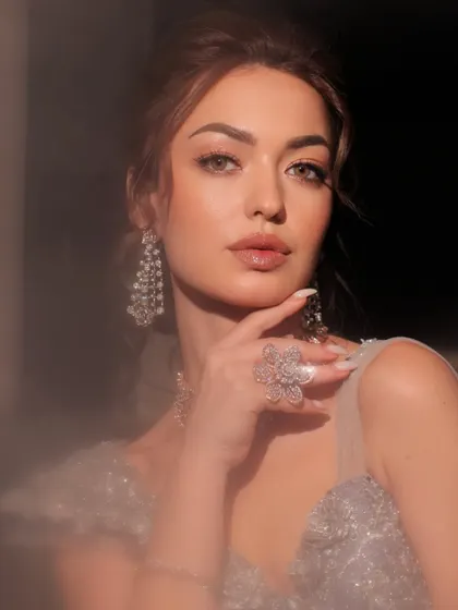 A duplicate of 227, this shot is a perfect example of a glamorous close-up.