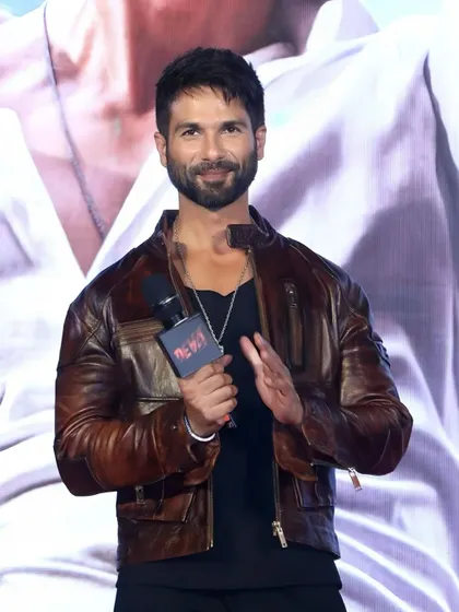 A great smile from Shahid on stage. Even in a tough-guy leather jacket, his charm shines through.