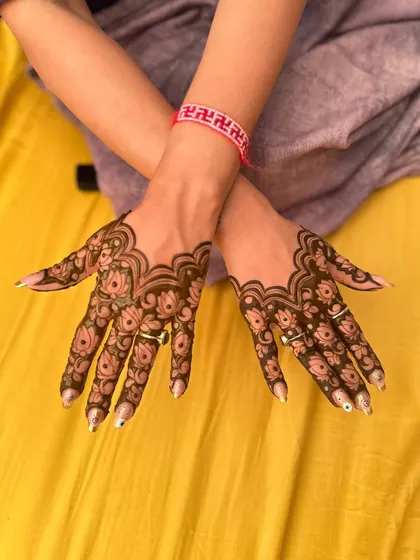 A beautiful floral design on the back of the hands for a wedding guest.