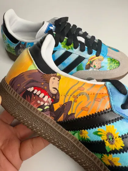 The inner side of the Ghibli Sambas features a scene from Howl's Moving Castle. The warm sunset colours provide a beautiful contrast to the cool blues of the sky.