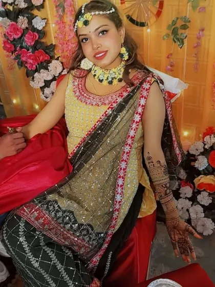 A duplicate image of the bride-to-be during her mehandi application.