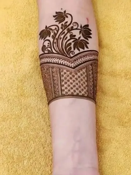 A modern and elegant armband design with a floral bouquet motif.