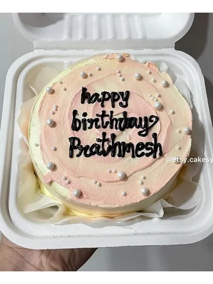 A simple and elegant personalized birthday bento cake.