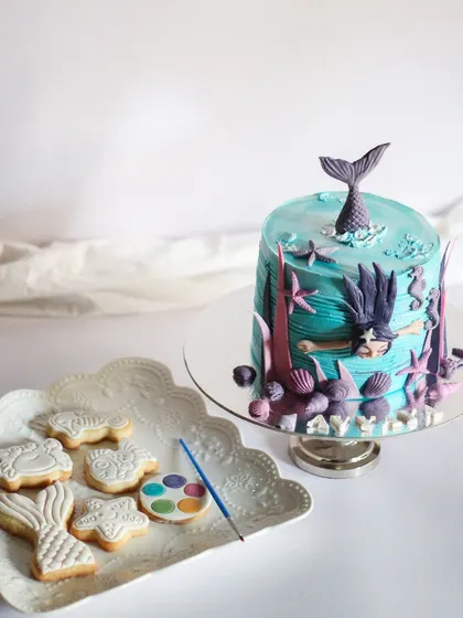 Here’s a closer look at the mermaid-themed birthday set. The paint-your-own cookies perfectly matched the cake and were a huge hit as return gifts. It’s a wonderful way to keep the little ones happily occupied during the party!