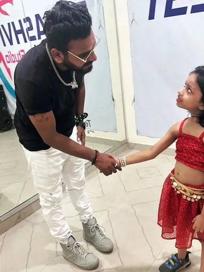 A handshake of congratulations for little Vidhi. Her hard work was recognized by everyone.
