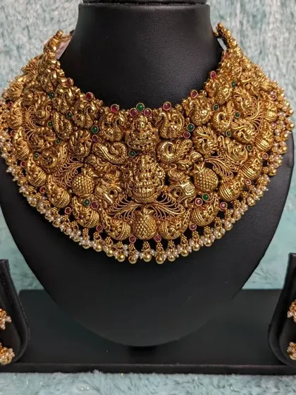 This spellbinding antique choker is a masterpiece of craftsmanship, with every detail telling a story. It's designed to be the centerpiece of your bridal look.
