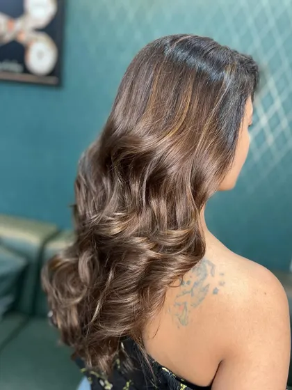From warm caramel tones to deep chocolate shades, this look embodies the timeless elegance of brown.