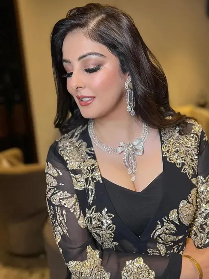 A beautiful shot of a client with her hair styled in soft, open waves. This look is perfect for a party, offering a balance of glamour and effortless style.