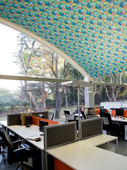 In this adaptive reuse project, we transformed an industrial shed into a vibrant office by opening it up to the surrounding nature. The arched glass walls flood the workspace with light and offer uninterrupted views of the green landscape, enhancing employee well-being.
