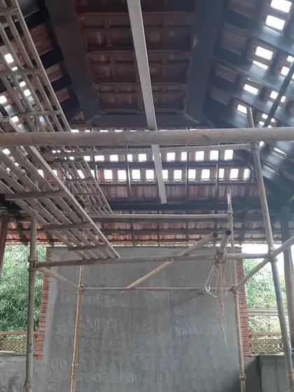 A look inside the structure during the restoration, with scaffolding in place. This view reveals the complexity of working with a traditional roof structure while ensuring its long-term stability.