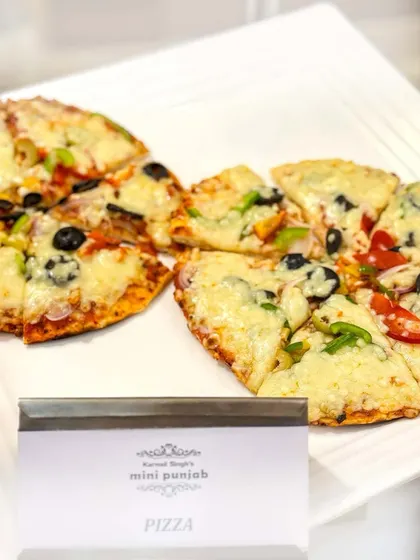 A perfect slice for your special event. Our mini pizzas are a huge hit, topped with fresh vegetables and gooey cheese, offering a taste of Italy that everyone loves.