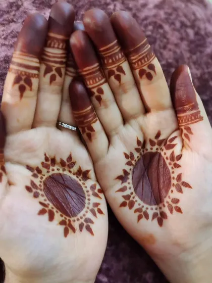 This is the result I always aim for. A simple gol tikki design with a super dark, rich stain, which I achieve using high quality henna and proper aftercare.