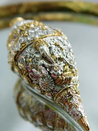 This ornate sankh, or conch shell, is part of our exclusive silver souvenir collection. It comes in a gift box, making it an ideal present for an anniversary or housewarming.
