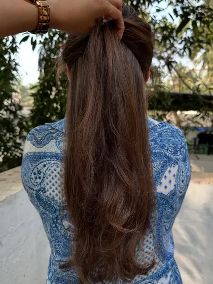 The ponytail view of the 'Warm Caramel' hair.